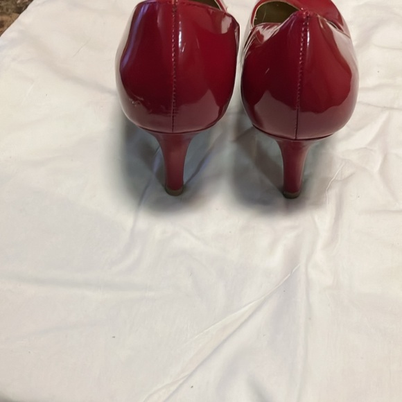 Pretty like new burgundy patent leather shoe - Picture 3 of 5